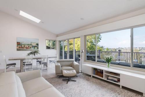 景觀, Spacious and Bright 5-Bedroom Oasis Pool and Yard in 拉米薩