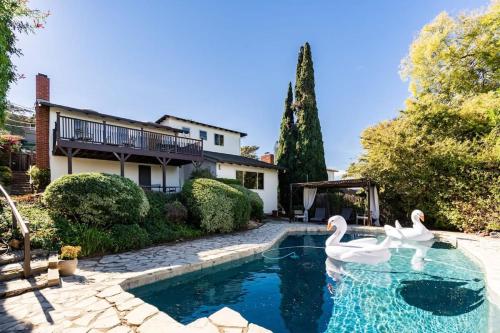 花園, Spacious and Bright 5-Bedroom Oasis Pool and Yard in 拉米薩