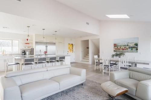 廚房, Spacious and Bright 5-Bedroom Oasis Pool and Yard in 拉米薩