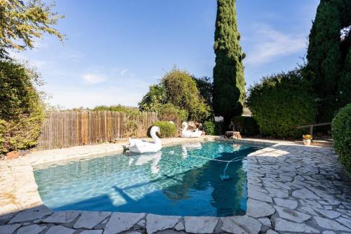 景觀, Spacious and Bright 5-Bedroom Oasis Pool and Yard in 拉米薩