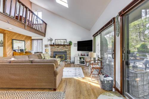East Hampton Home with Hot Tub and Seasonal Pool! in East Hampton, USA