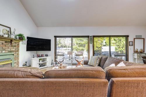 East Hampton Home with Hot Tub and Seasonal Pool! in East Hampton, USA