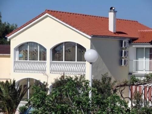 Apartment mit großer Terrasse im Obergeschoss