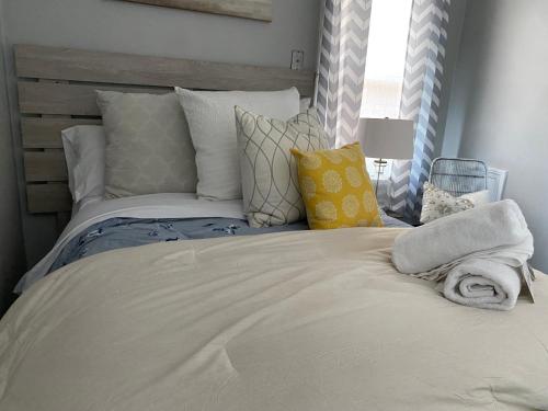 2 Whole Apartments Combined, Big House for Large groups 4 beds, 1 futon , Pet Friendly in South Euclid, USA