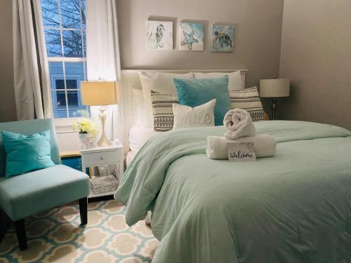 2 Whole Apartments Combined, Big House for Large groups 4 beds, 1 futon , Pet Friendly in South Euclid, USA