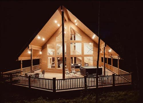 Modern Mountain Luxury Home in the Pines, Sleeps 15, Wrap Around Deck with Hot Tub