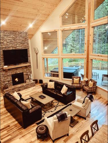 Modern Mountain Luxury Home in the Pines, Sleeps 15, Wrap Around Deck with Hot Tub in Island Park, USA