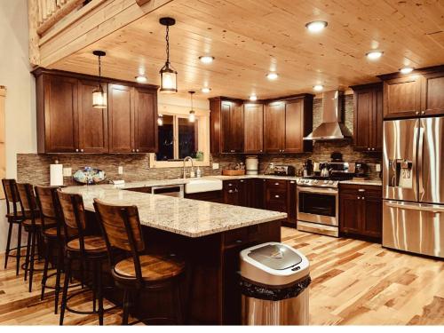 Modern Mountain Luxury Home in the Pines, Sleeps 15, Wrap Around Deck with Hot Tub in Island Park, USA