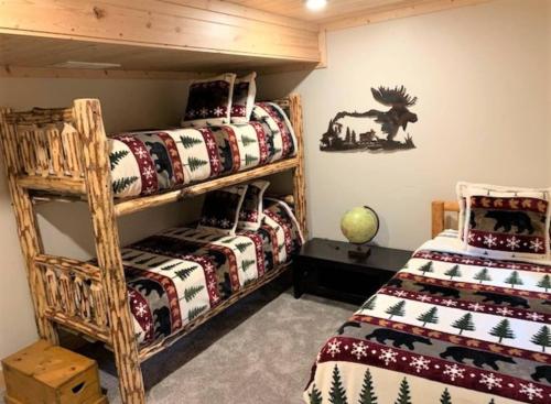 Modern Mountain Luxury Home in the Pines, Sleeps 15, Wrap Around Deck with Hot Tub in Island Park, USA