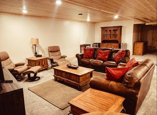 Modern Mountain Luxury Home in the Pines, Sleeps 15, Wrap Around Deck with Hot Tub in Island Park, USA