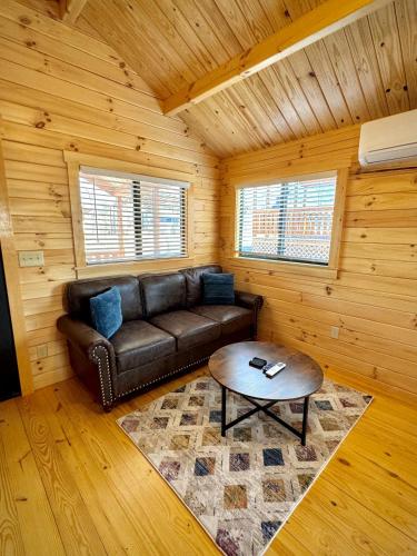 1 Bedroom Log Cabin on Lake James-Private Resort Amenities in Marion (NC)
