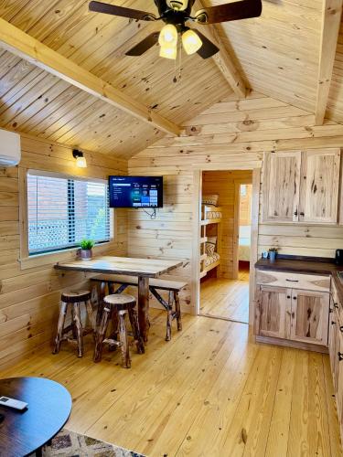 1 Bedroom Log Cabin on Lake James-Private Resort Amenities in Marion (NC)
