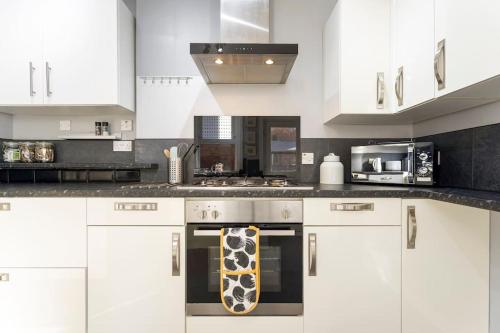 The Capstone Retreat - Beautiful Detached Family Home By Coastline Retreats, Arcade Machine, Parking in Queen's Park