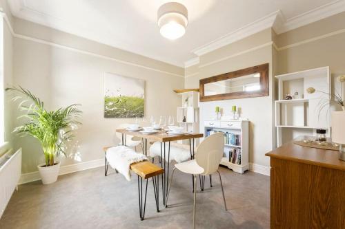 The Capstone Retreat - Beautiful Detached Family Home By Coastline Retreats, Arcade Machine, Parking in Queen's Park