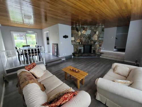 Specious Kamloops House for relaxation with great view in prestigious Sahali.