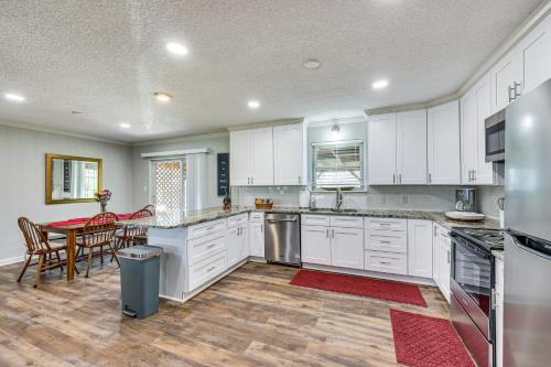 Charming Hot Springs Home Near Lake Hamilton! in Hot Springs, USA