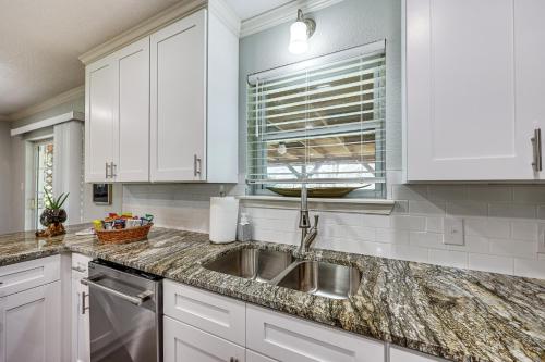 Charming Hot Springs Home Near Lake Hamilton! in Hot Springs, USA