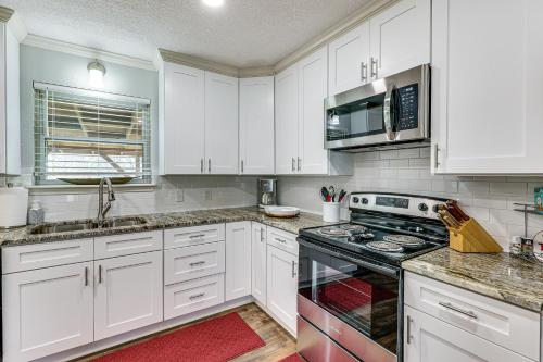 Charming Hot Springs Home Near Lake Hamilton! in Hot Springs, USA