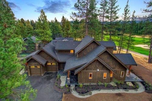 Suncadia 5-Bdrm Home with Hot Tub Overlooking Golf Course