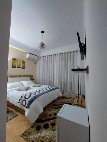 Double Room with Balcony image 5