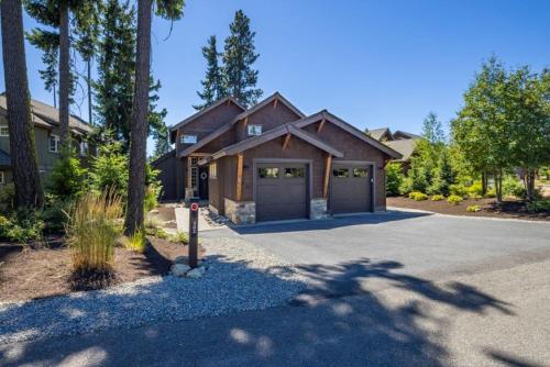 Suncadia 3 Bedroom Pet Friendly Home with A Hot Tub and Spacious Patio