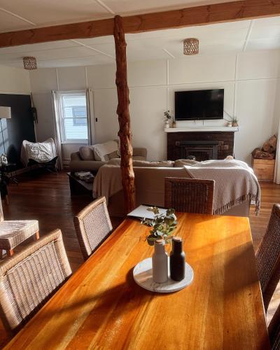 Giants Table & Cottages in Maydena