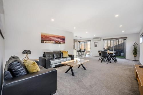 The Bay Abode Modern New 2 bedroom 15min to CBD