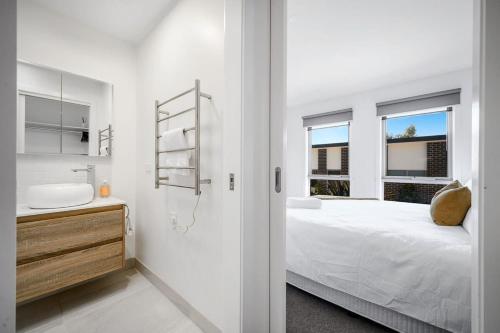 The Bay Abode Modern New 2 bedroom 15min to CBD