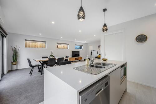 The Bay Abode Modern New 2 bedroom 15min to CBD