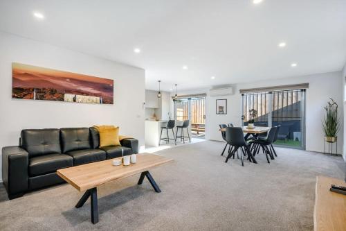 The Bay Abode Modern New 2 bedroom 15min to CBD