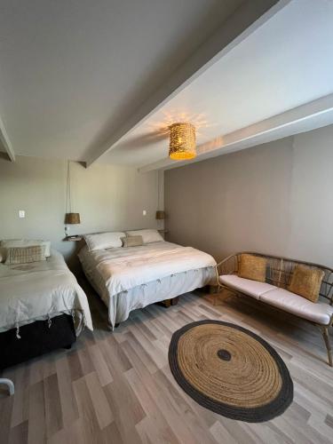 1 queen bed, 1 twin bed