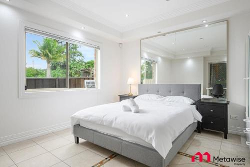 MetaWise Parramatta Cozy Room with Furniture WiFi