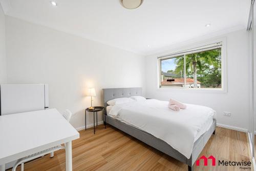 MetaWise Parramatta Cozy Room with Furniture WiFi