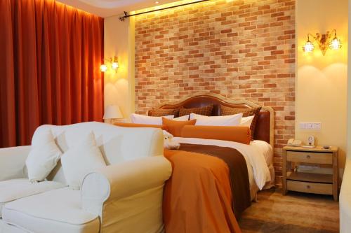 Nantong Qidong Good Hotel Set in a prime location of Nantong, Nantong Qidong Taiwan Good Hotel puts everything the city has to offer just outside your doorstep. The hotel offers a high standard of service and amenities to suit