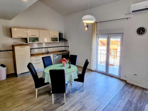 Two-Bedroom Apartment with Balcony and Sea View image 5