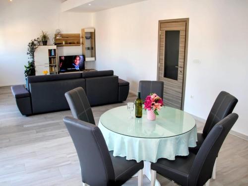 Two-Bedroom Apartment with Balcony and Sea View image 4