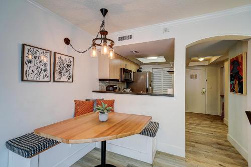 Cute 1 bedroom unit located in Condo Hotel in the heart of Coconut Grove Free Parking in Miami, USA