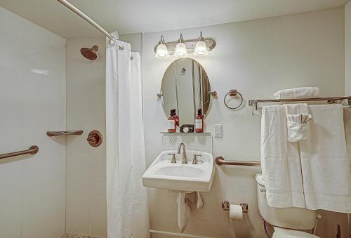 Cute 1 bedroom unit located in Condo Hotel in the heart of Coconut Grove Free Parking in Miami, USA