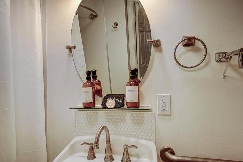 Cute 1 bedroom unit located in Condo Hotel in the heart of Coconut Grove Free Parking in Miami, USA
