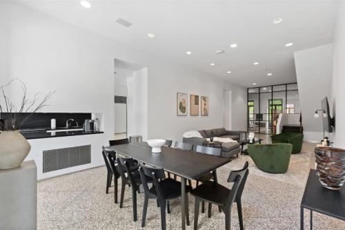 Chelsea Canvas II by RoveTravel Large 3BR Duplex in New York, USA