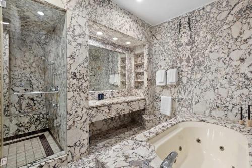 Chelsea Canvas II by RoveTravel Large 3BR Duplex in New York, USA
