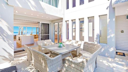 Paradiso Beach House in Salamander Bay