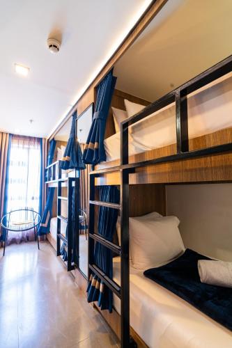 6 Mixed Dorm Bed with Shared Bathroom room in UNWND Boutique Hotel Makati