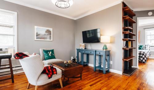 2 BR 3 BD Historical Tree House at UT and Downtown in Austin, USA