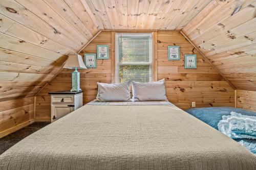 Private Cozy Cabin with Hot Tub & Mt View - Only 10 min to The Parkway, Sevierville (foto 2)