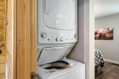 Private Cozy Cabin with Hot Tub & Mt View - Only 10 min to The Parkway, Sevierville (foto 5)