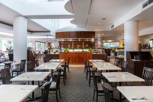 مطعم, منتجع ريدجز إسبلاناد كيرنز (Rydges Esplanade Resort Cairns) in كيرنز
