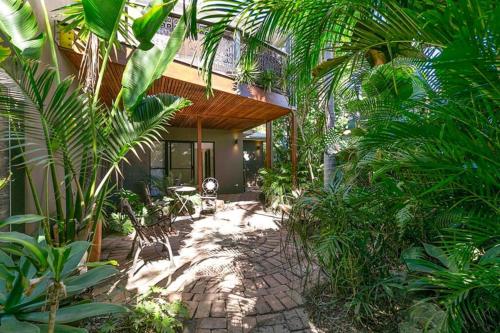 Pet Friendly Tropical Escape in Sunshine Beach