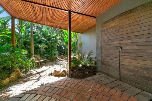 Pet Friendly Tropical Escape in Sunshine Beach