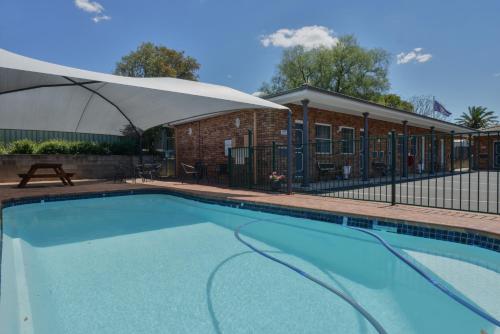 Cadman Motor Inn and Apartments Ideally located in the West Tamworth area, Cadman Motor Inn and Apartments promises a relaxing and wonderful visit. The property offers a high standard of service and amenities to suit the individual 